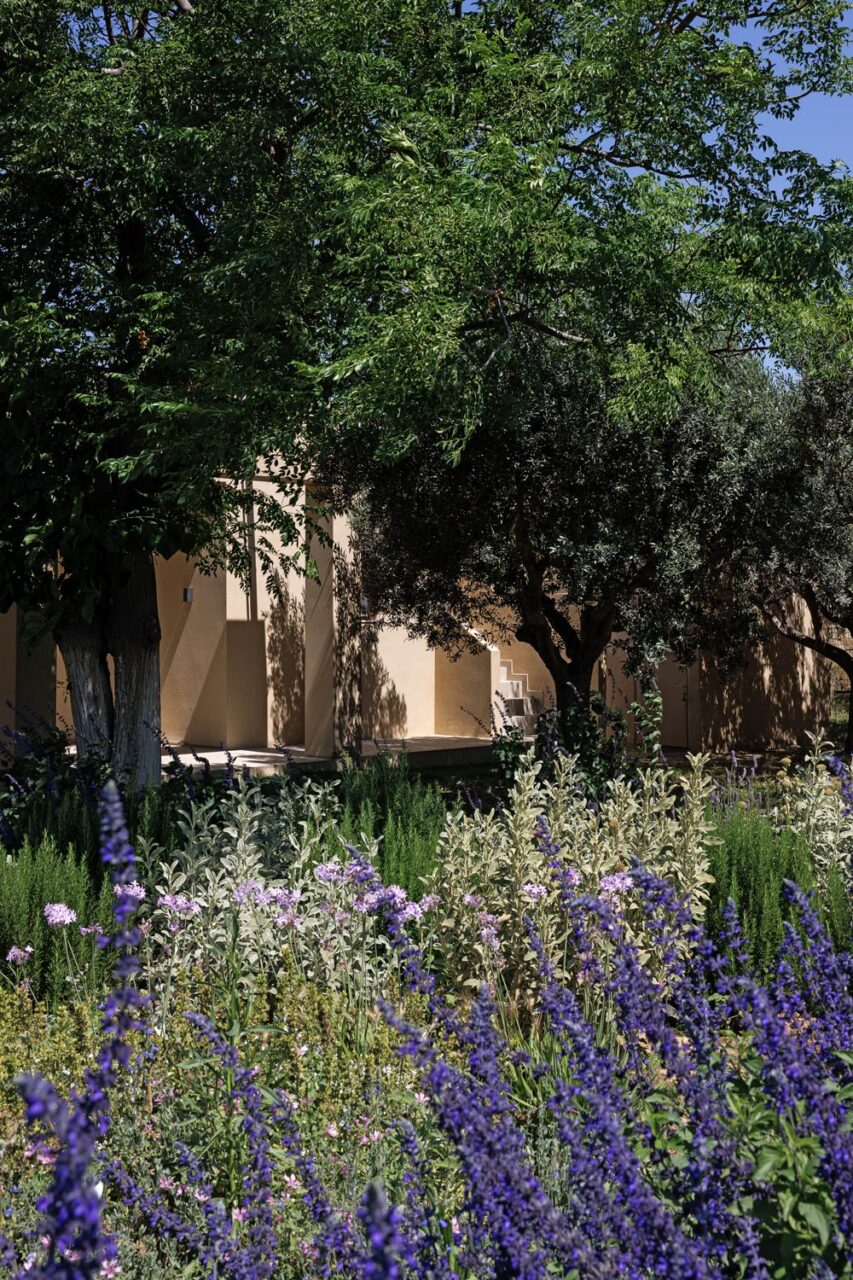 Villa_Retreat_in_Anavyssos_by_lowfat