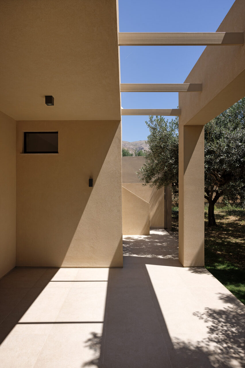 Villa_Retreat_in_Anavyssos_by_lowfat