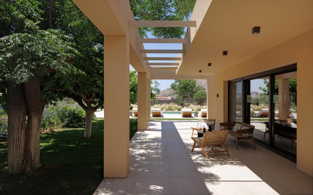 Villa_Retreat_in_Anavyssos_by_lowfat