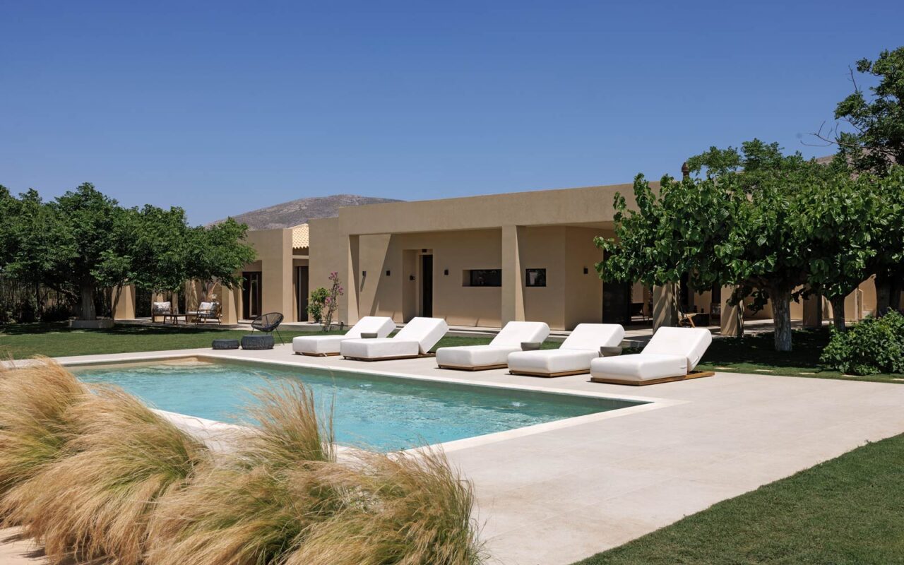 Villa_Retreat_in_Anavyssos_by_lowfat