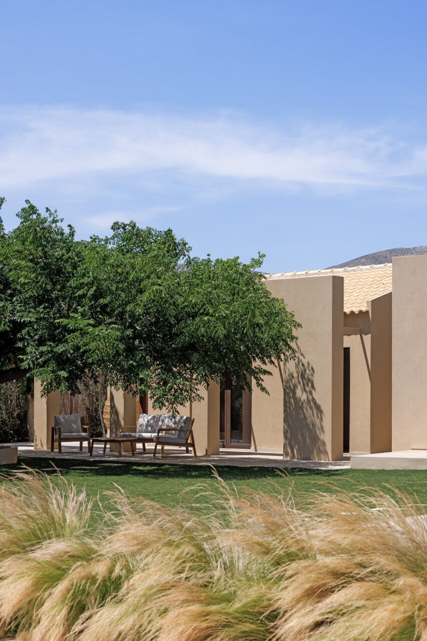 Villa_Retreat_in_Anavyssos_by_lowfat