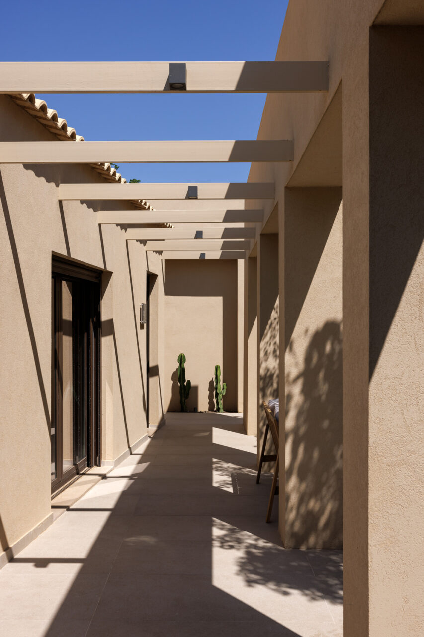 Villa_Retreat_in_Anavyssos_by_lowfat