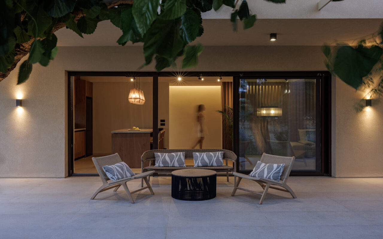 Villa_Retreat_in_Anavyssos_by_lowfat