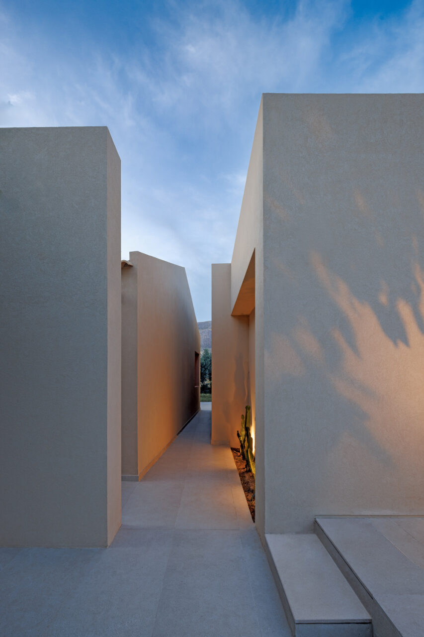 Villa_Retreat_in_Anavyssos_by_lowfat