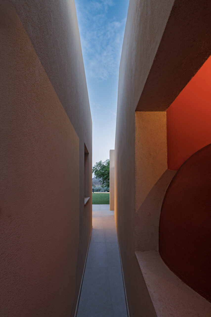 Villa_Retreat_in_Anavyssos_by_lowfat