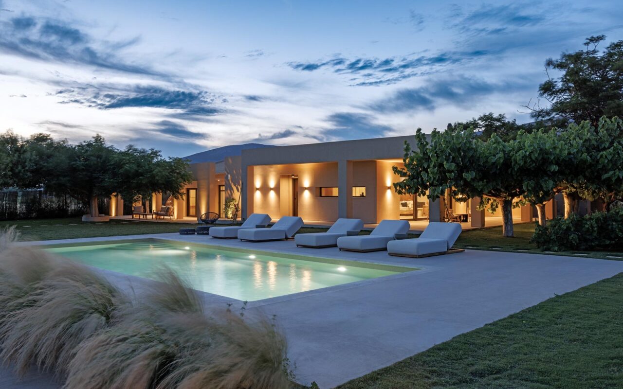 Villa_Retreat_in_Anavyssos_by_lowfat