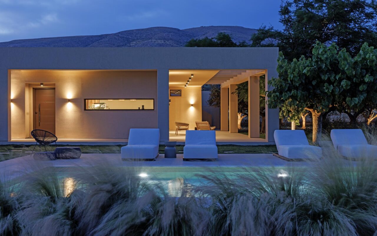 Villa_Retreat_in_Anavyssos_by_lowfat