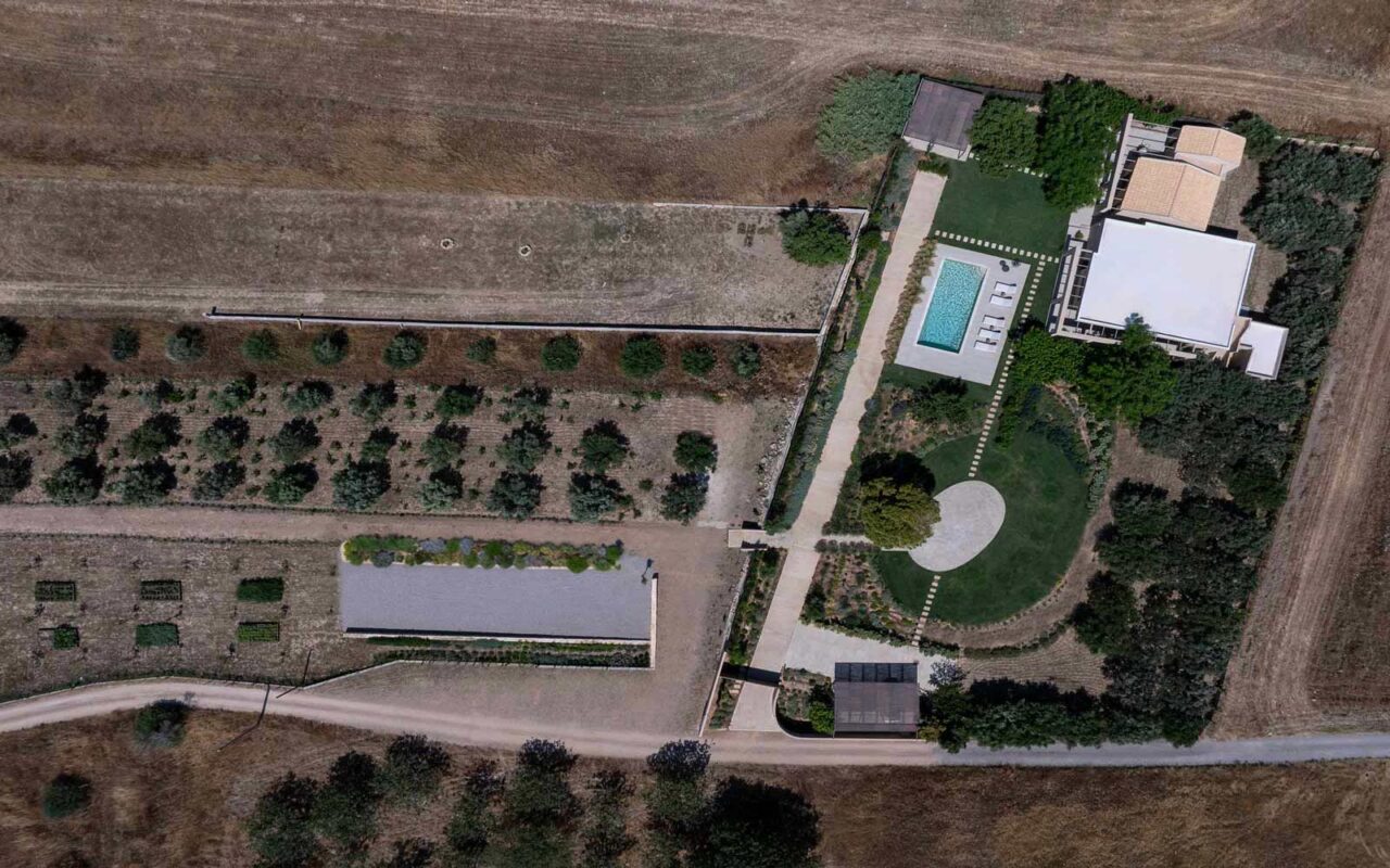 Villa_Retreat_in_Anavyssos_by_lowfat