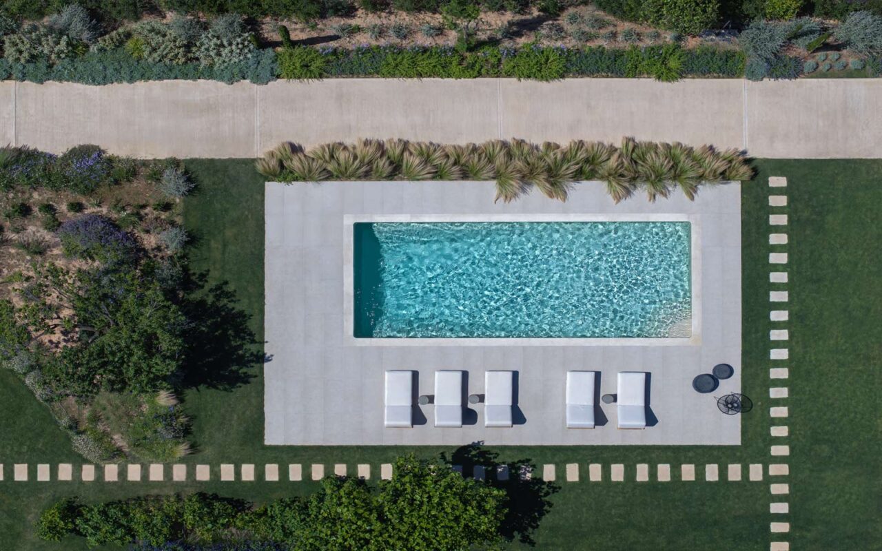 Villa_Retreat_in_Anavyssos_by_lowfat