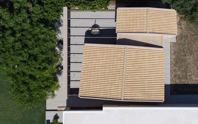 Villa_Retreat_in_Anavyssos_by_lowfat
