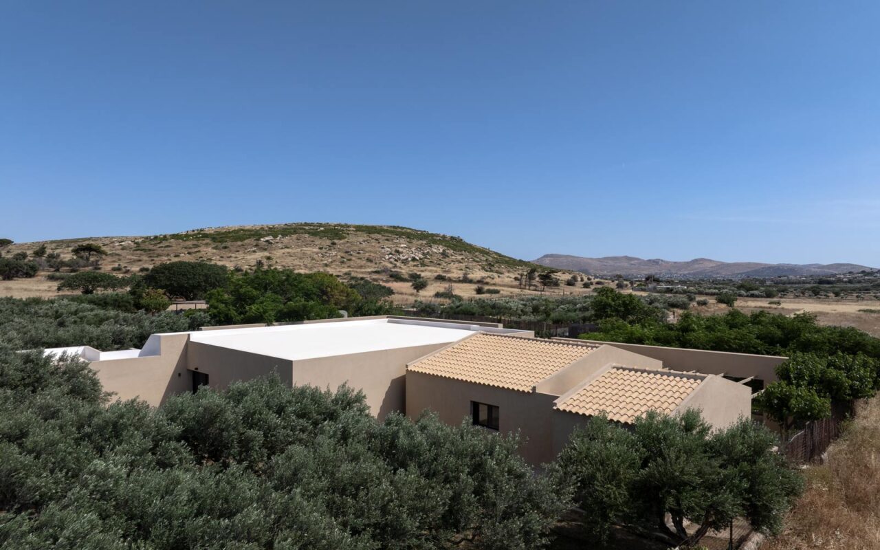 Villa_Retreat_in_Anavyssos_by_lowfat