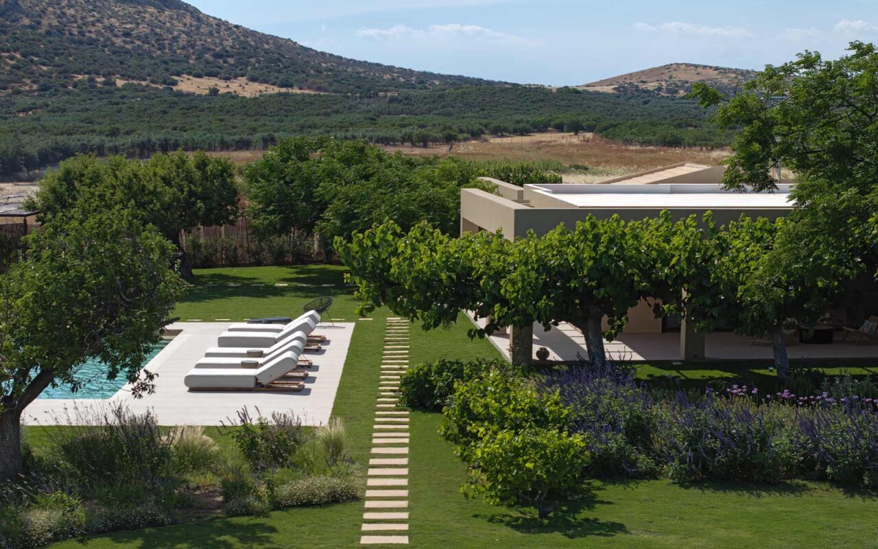 Villa_Retreat_in_Anavyssos_by_lowfat