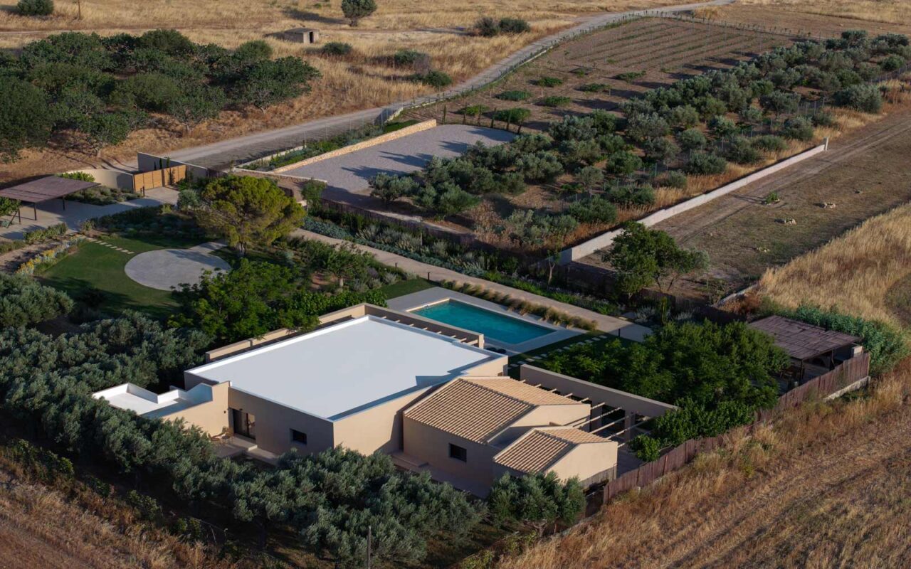 Villa_Retreat_in_Anavyssos_by_lowfat