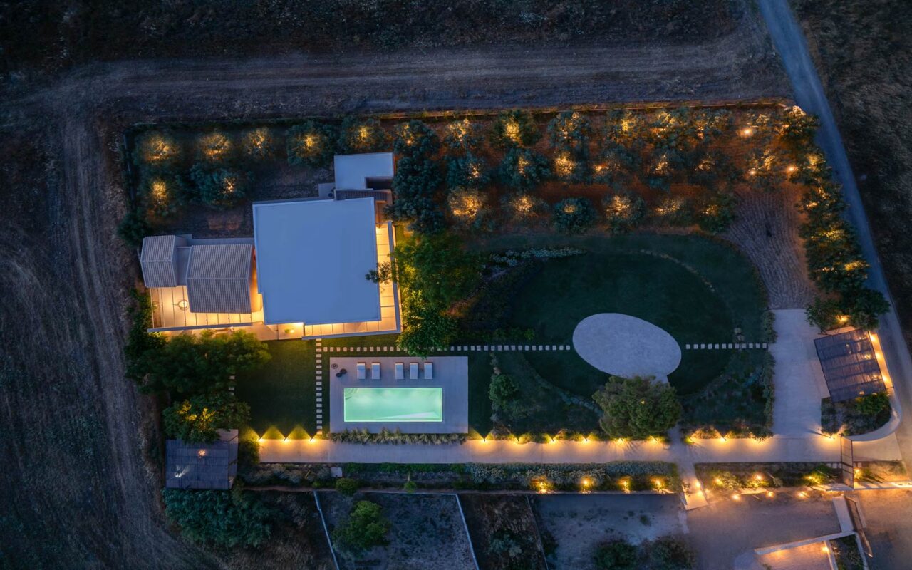 Villa_Retreat_in_Anavyssos_by_lowfat